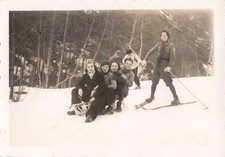 ANCIENNE PHOTOGRAPHIE JOLI PETIT GROUPE AU SKI SUR UNE LUGE ET SKIEUR