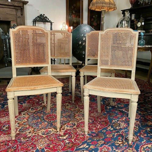 Série quatre chaises - série,