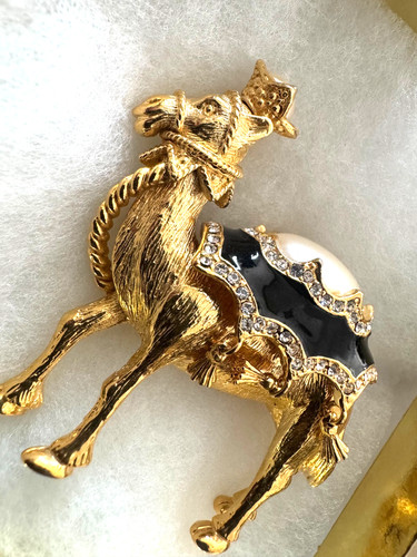 Camel brooch - camel,