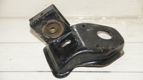 Patte fixation moteur gauche