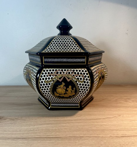 Ancienne boîte hexagonale - ancienne,