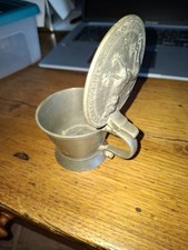 Boîte ronde en étain à mesure ou hostie