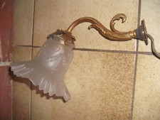 Ancienne applique en bronze et tulipe opaque