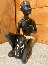 Sculpture en plâtre homme africain et son tam-tam, signée Pagliai 1950