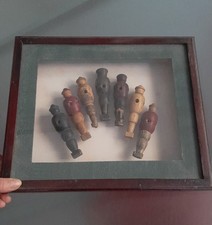 Ancien, Figurines Joueurs de Baby-foot dans cadre 7 différents  bois et peinture