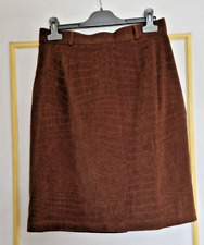 Elégante jupe courte, forme droite, marron dessin écaille  T.40