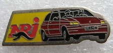 Pin's Radio NRJ avec la voiture Renault Clio rouge #676