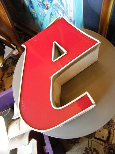 Lettre gothique rouge enseigne - lettre,