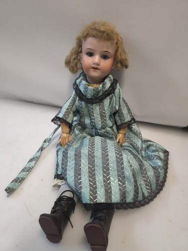 Ancienne poupée porcelaine - poupée,