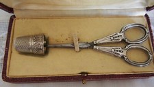 Ancien nécessaire à couture ciseaux dé à coudre argent