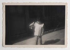 L'enfant et l'oiseau blanc sur