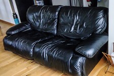 Canapé droit  2/3 places + 2 Fauteuils en cuir noir très bon état