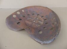 Ancien siège assise faucheuse PUZENAT tracteur pour création tabouret industriel