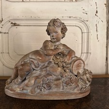 Statue en terre cuite représentant Bacchus enfant sur un tonneau M3599