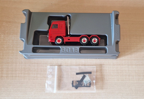 Tracteur routier neutre rouge