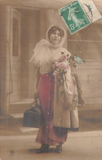 CP FEMME VOILE MANTEAU FLEURS VALISE - 35306