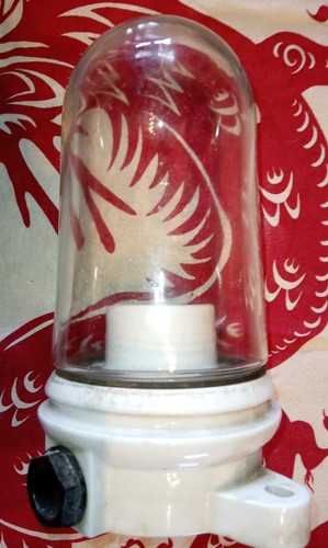 Ancienne lampe cour ferme - ancienne, lampe,cour