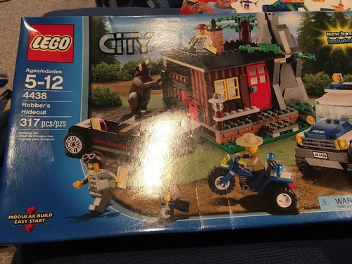 Legos city robber hideout - city,