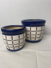 Lot de 2 cache pot en céramique ? Décors bleu émaillé sur le bord et quadrillage