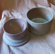 Beurrier a eau en gres ancien