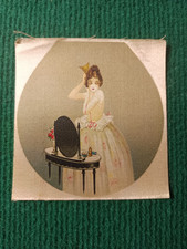 Illustration sur soie – Femme en robe de nuit devant sa coiffeuse – Circa 1900