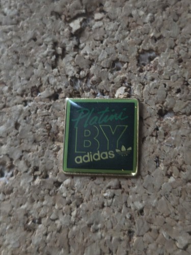 Pin adidas marque outfit - pin's,