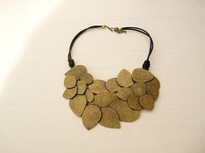 COLLIER RAS DU COU DORE ,ARGENTE OU BRONZE MOTIF FEUILLE 