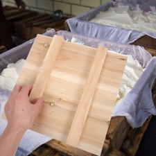 Planche à presser le tofu en