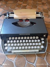 Machine à écrire vintage Erika modèle 158 dans sa valise