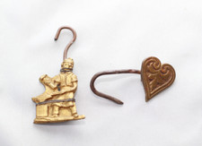 Boucles de tablier ancien  Scène d'un forgeron et coeur en bronze Camion Frère