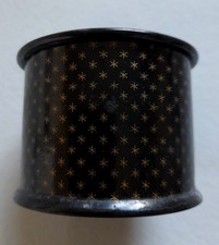 Ancien poudrier vide avec une houpette 6 cm hauteur, 8 cm de diamètre