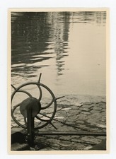 PHOTO, une roue métal pavé reflet dans l'eau monument quai