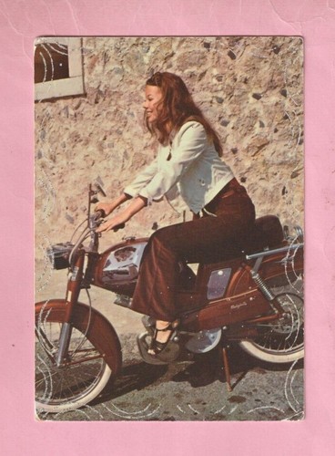 Jeune femme cyclomoteur - et,