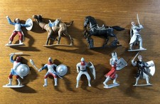 Lot 9 Figurines SUPREME