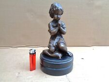 Sculpture en bronze sur marbre noir représentant un enfant prieur .