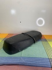 Selle d’ancienne moto en cuir pas déchiré connais pas la marque dans son jus