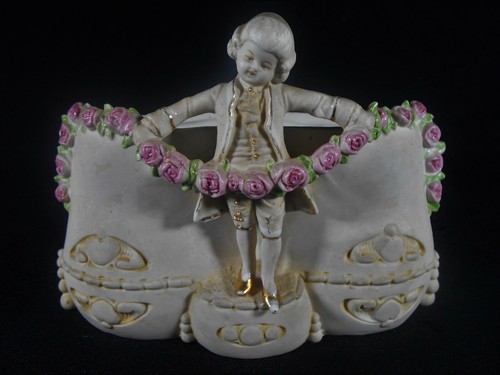 Figurine jardiniere biscuit - /,