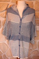 Gilet à capuche bleu et blanc