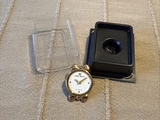 pin's montre NINA RICCI -  signé ARTHUS BERTRAND PARIS Fond Blanc