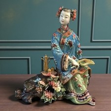 Statue Porcelaine Wucai Femme Élégante Assise Fine Pottery Chinese Lady