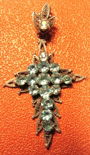 Croix ancienne pavée - croix,