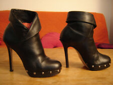 Boots SAN MARINA en cuir noir à clous pointure 39 en bon état.