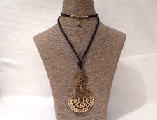 Scooter Paris, collier sautoir neuf en métal doré sur cordon noir