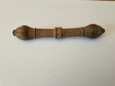 Ancien étui à aiguille en bois sculpté couture porte XIXème