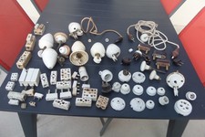 Lot Ancienne Électricité porcelaine douille domino fusible rosace poulie etc...