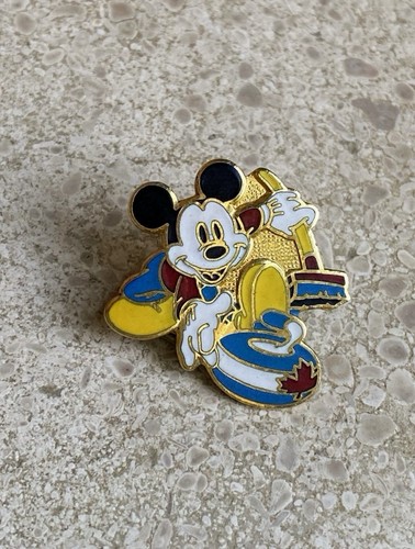 Pin mickey curling canada - pin’s,