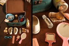 Jouets lot d'accessoires toilette beauté pour poupée années 50, avec valise