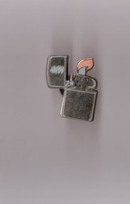 pin's briquet Zippo (argenté signé démons et merveilles) hauteur: 2,4 cm