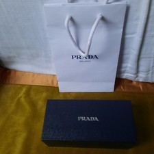 Boite  Prada  bleue et rigide