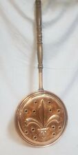 Ancienne Bassinoire Chaufferette en Cuivre Representant une Fleur de lys 